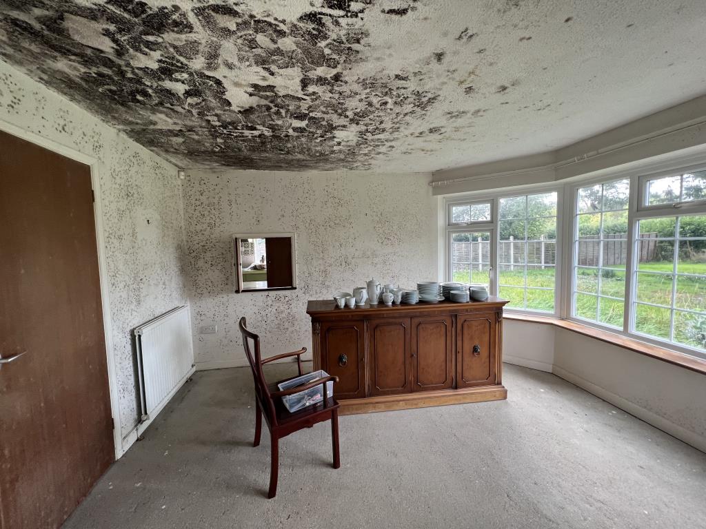 Lot: 143 - WATER-DAMAGED DETACHED PROPERTY FOR REFURBISHMENT - General view of dining room